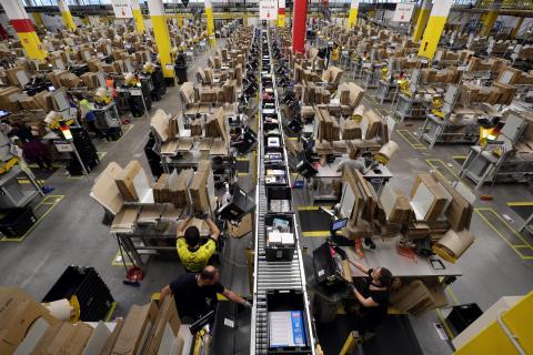 Imagen del interior de un centro logístico de Amazon.